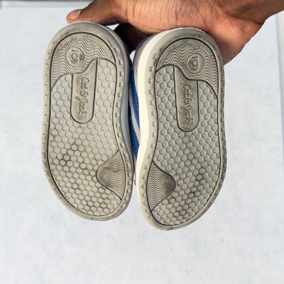 Size 6 .- Cat and Jack Shoes - Picture 4 of 7